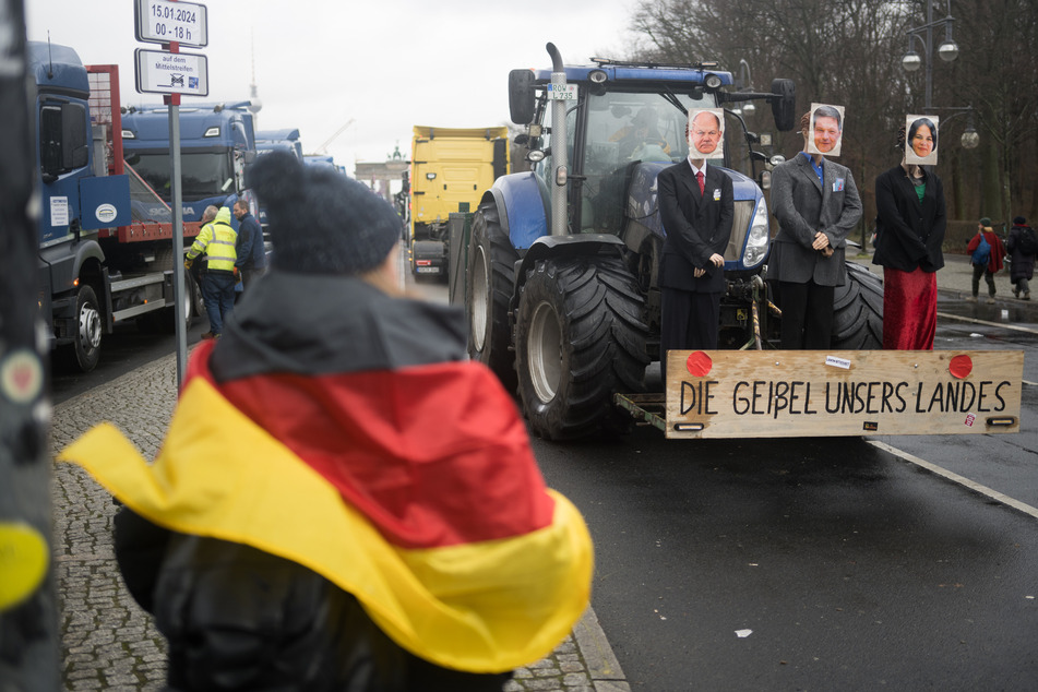 Nach der Groß-Demo der Bauern am Brandenburger Tor in Berlin machen sich die ersten Landwirte auf die Rückreise.