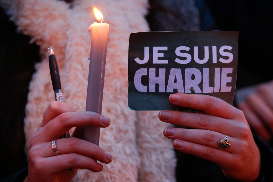 Nach dem Anschlag auf das Satiremagazin "Charlie Hebdo" solidarisierten sich viele Menschen mit dem Slogan "Je suis Charlie" ("Ich bin Charlie").