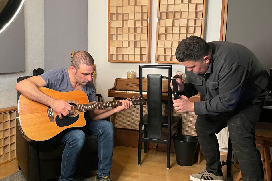 Felix Hoeldtke bei der Arbeit. Hier entsteht das Porträt über Volkan Baydar (54) von der Band "Orange Blue". Das bisher emotionalste Video für Dennis "Bredi" Bredenkamp.