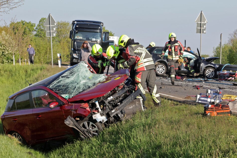Nachdem eine VW-Fahrerin in einen wartenden Hyundai gekracht war, konnte dessen Fahrer nur noch tot aus dem Auto geborgen werden.