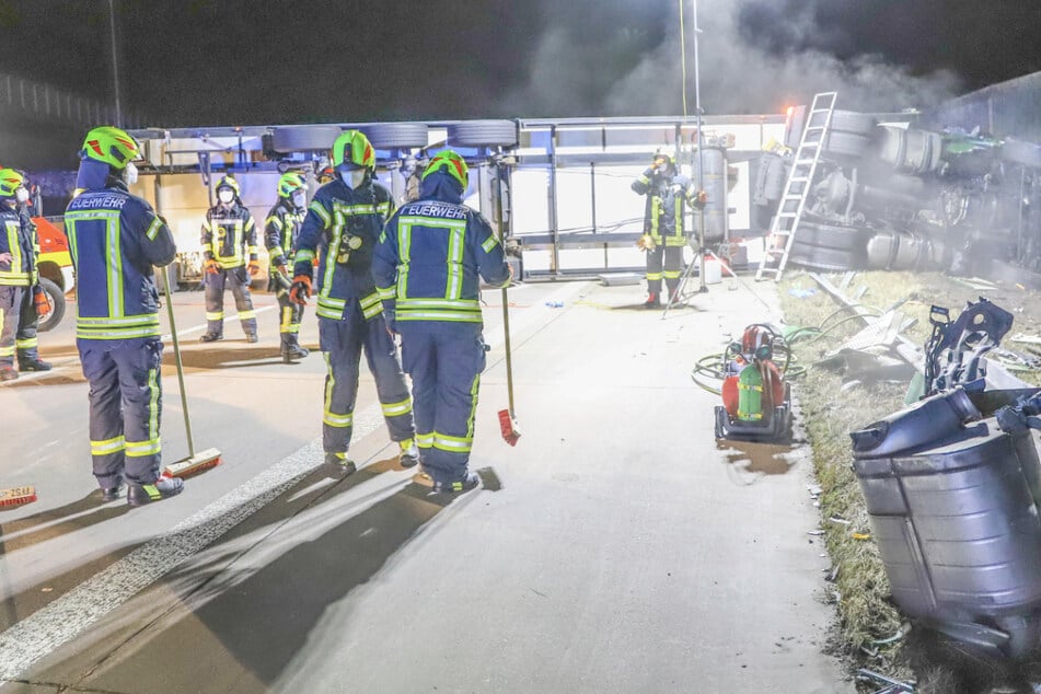Heftiger Crash: Lkw kracht in Baustellenfahrzeug und kippt um, Fahrer hat 1000 Schutzengel