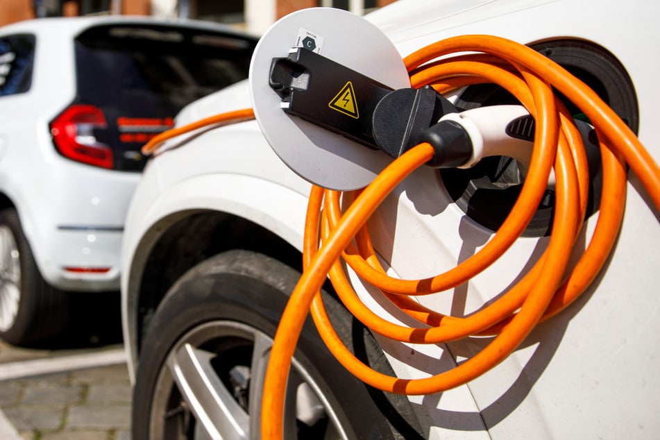 Bei Elektroautos fallen laut Allianz im Schnitt zwar nicht mehr Schäden an, die Reparaturkosten sind aber durchaus höher. (Symbolbild)