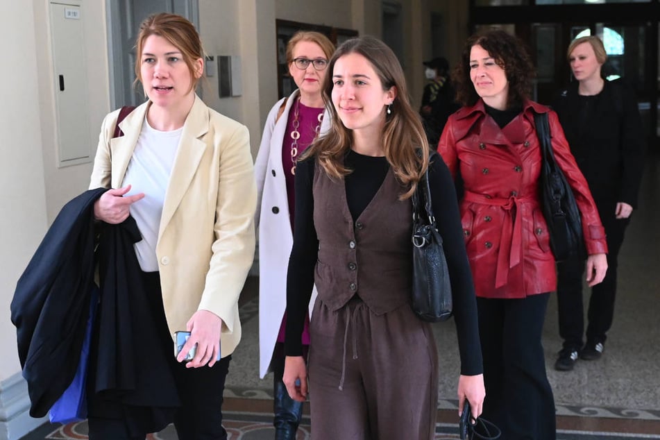 Klara Schedlich (25, M.) konnte bei der Gerichtsverhandlung auf die Unterstützung ihrer Parteikolleginnen Lisa Paus (56, 2.v.l.), Bettina Jarasch (56, 2.v.r.) und Nina Stahr (42, r., alle Grüne) bauen. Ganz links im Bild ist ihre Anwältin Rebecca Richter zu sehen.