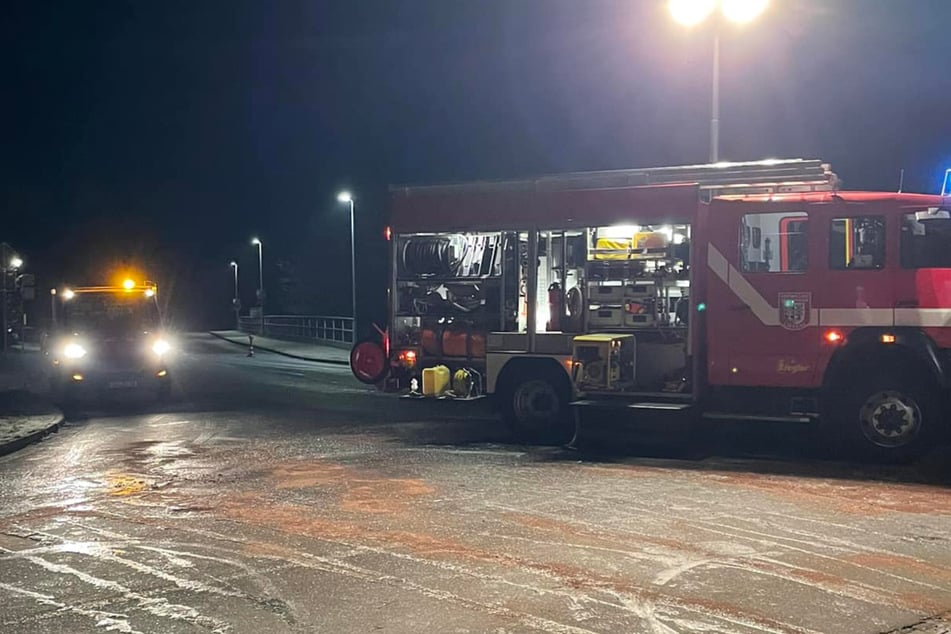 Die Feuerwehr konnte den Unfallwagen nicht mehr retten.