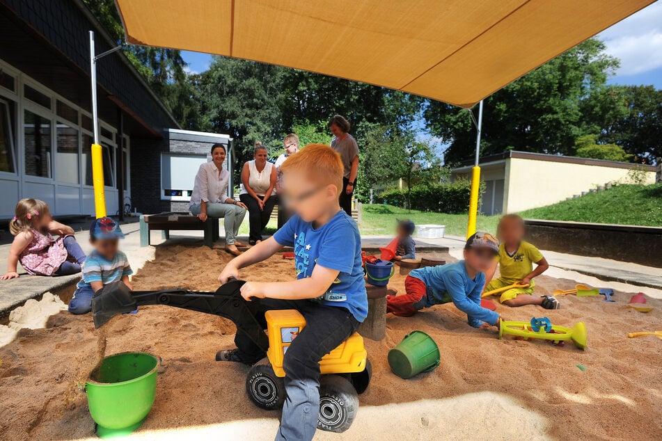 Spielen, buddeln, betreut sein: Für viele Familien ist der Kita-Platz fürs Kind unverzichtbarer Alltag - und ab September wieder teurer.