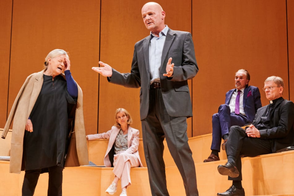 Die Schauspieler, Josefin Platt (l-r), Judith Engel, Martin Rentzsch, Ingo Hülsmann und Veit Schubert, spielen im Theaterstück "Gott" im Berliner Ensemble.