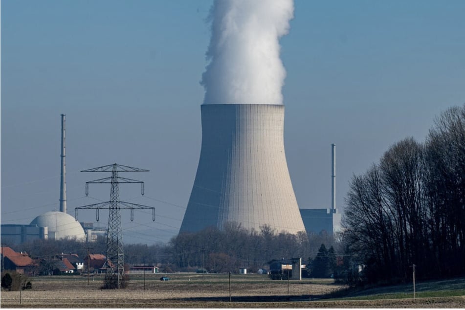 Wasserdampf steigt aus dem Kühlturm vom Atomkraftwerk (AKW) Isar 2. Neben diesem Kraftwerk sollen alle verfügbaren weiteren Meiler in Betrieb bleiben, fordert die CDU in Sachsen.