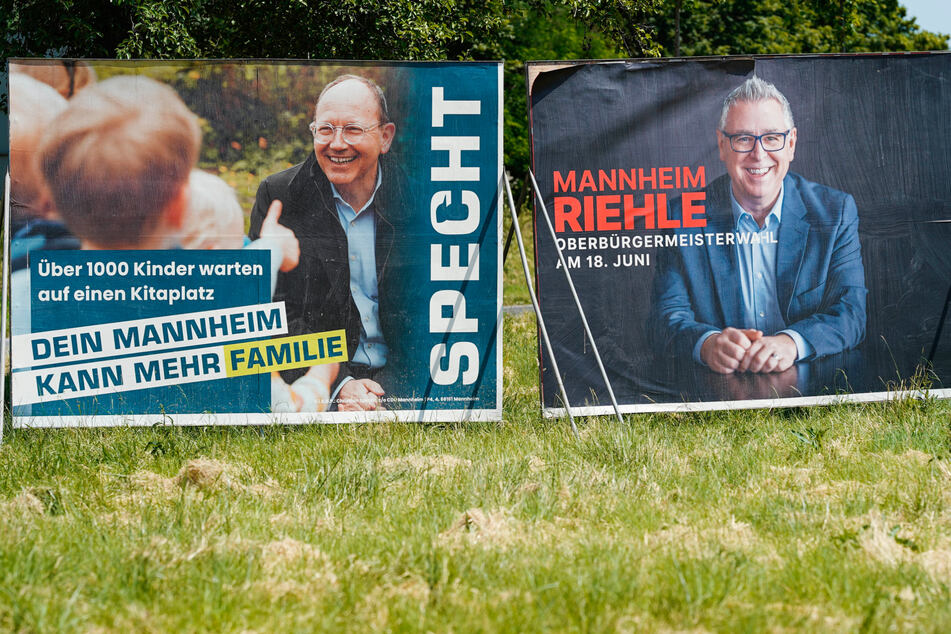 Die Wahlplakate der beiden stärksten Kandidaten: CDU-Politiker Christian Specht (l, 56) und Thorsten Riehle (53, SPD).