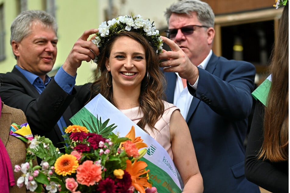 Sachsen Obst-Landesverbandschef Udo Jentzsch (l.) und Dohnas Bürgermeister Ralf Müller setzen Antonia Mercedes die Blütenkrone auf.