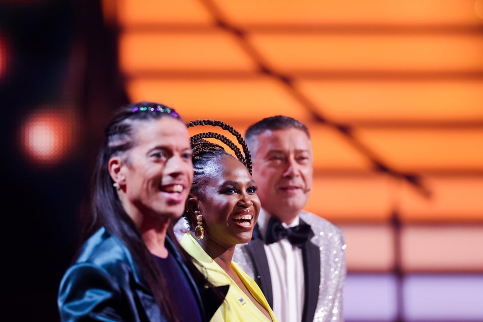 Jorge González (57), Motsi Mabuse (43) und Joachim Llambi (60) bewerten die Kandidaten am Donnerstag live aus Leipzig.