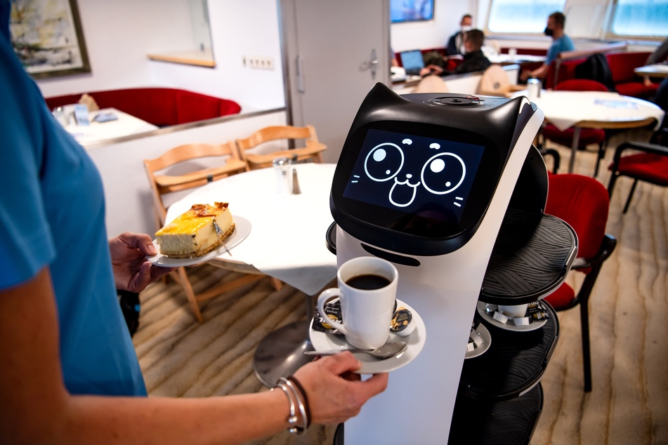 Neues Personal: Roboter "Bella Bot" serviert Kaffee und Kuchen auf Borkum-Fähre