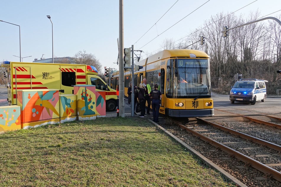Auf der Rosenstraße ist ein Fußgänger von einer Straßenbahn erfasst worden.