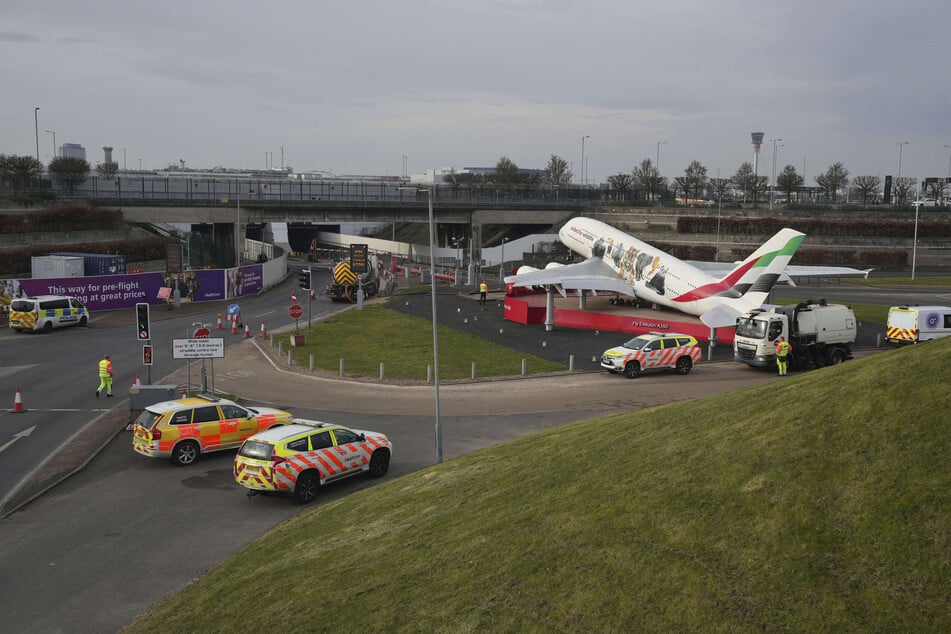 Einsatzfahrzeuge versperren die Zufahrt zum Airport.