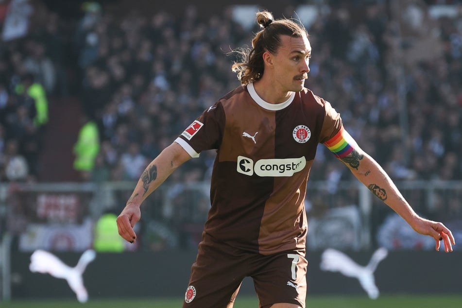 Jackson Irvine (32) fehlt dem FC St. Pauli derzeit verletzungsbedingt, dennoch reist er mit ins Trainingslager.