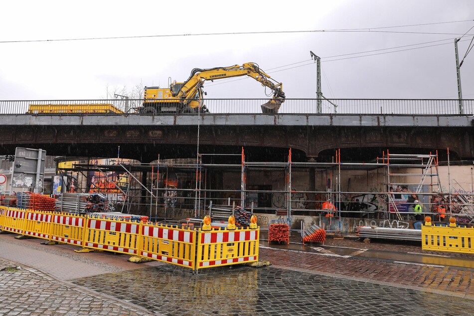 Der Unfall ereignete sich an der Bahnbrücke an der Eisenbahnstraße am Neustädter Bahnhof.