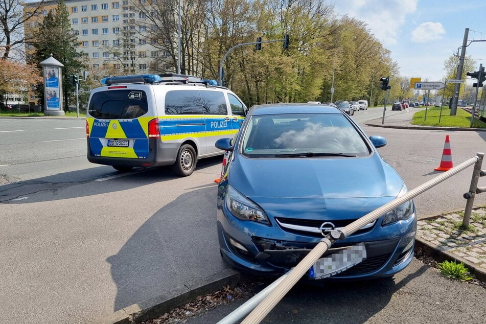 Ein Opel-Fahrer war in Chemnitz von der Stollberger Straße abgekommen und in ein Geländer gekracht. Der Fahrer verstarb später.