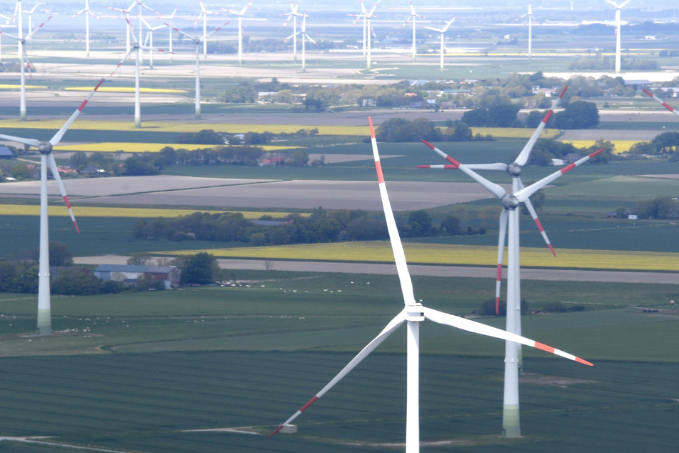 Windkraftanlagen stehen in der Nähe der Nordseeküste bei Büsum.