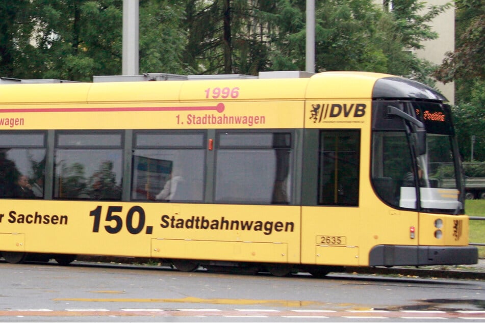 Fünfstelliger Sachschaden: Senior fährt rückwärts gegen Straßenbahn am Großen Garten