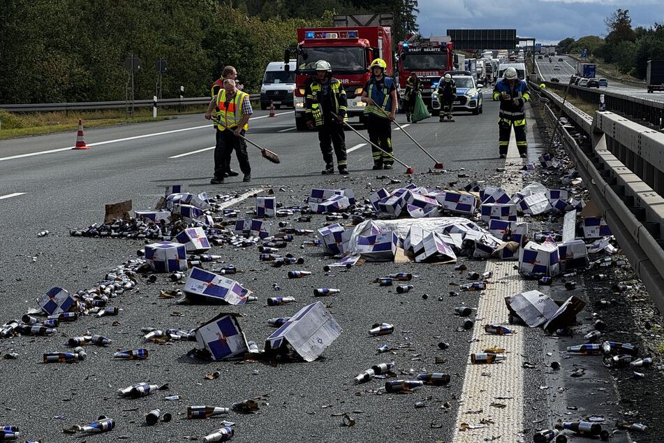 Unfall A9: Red-Bull-Chaos auf der A9: Lkw verliert Ladung und fährt in Schlangenlinien weiter