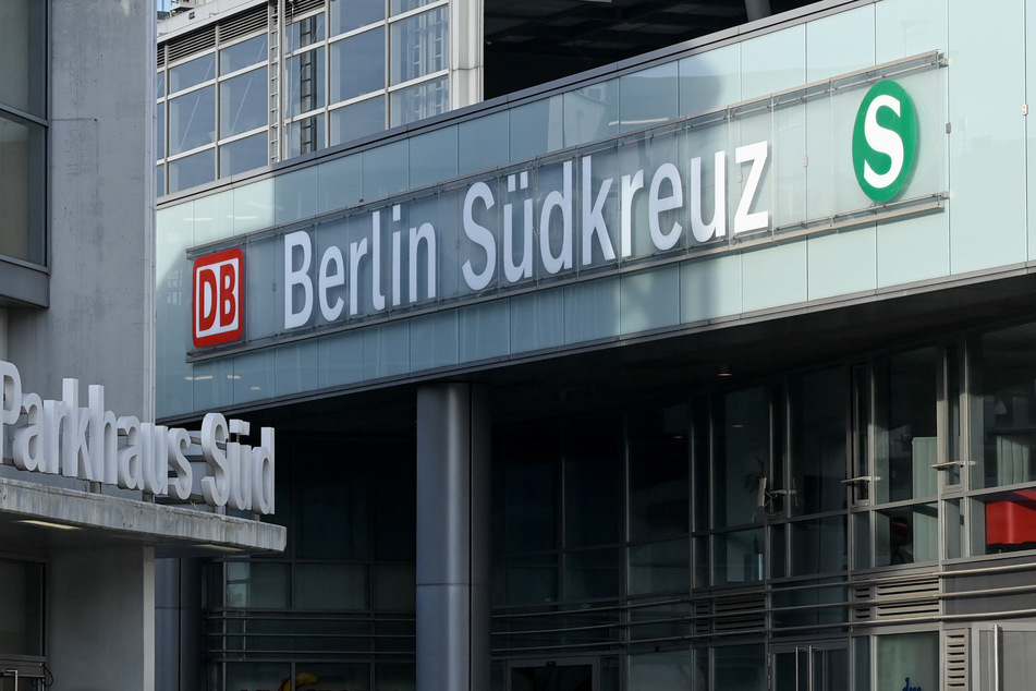 Berlin: Zugausfälle: Böschungsbrand behindert den Bahnverkehr!