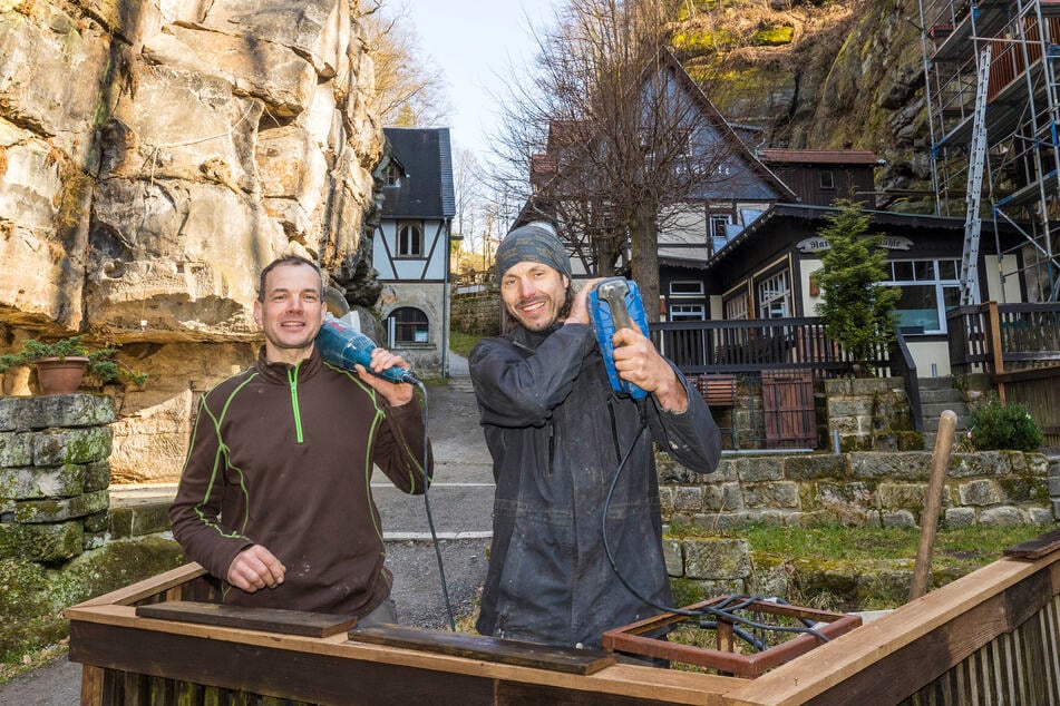 Für die Brüder Fabian (46, l.) und Sebastian Eisold (50) gibt es an der Rathewalder Mühle immer etwas zu tun.