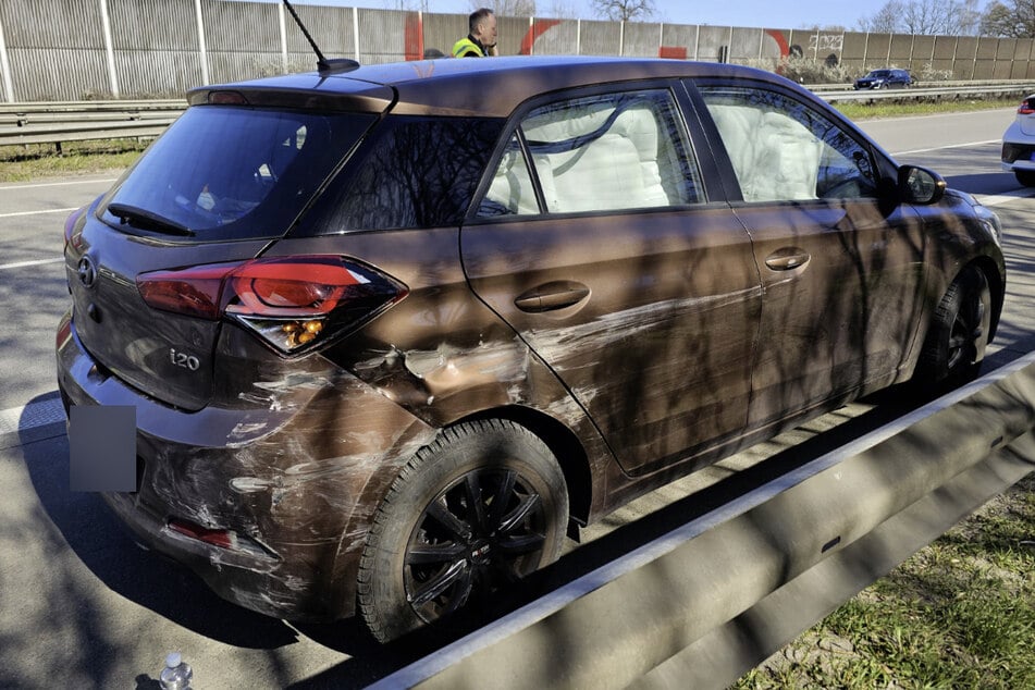 Ein Hyundai ist am Mittwoch auf der A1 bei Barsbüttel zunächst mit einem Lastwagen kollidiert und anschließend mit einem weiteren Wagen.
