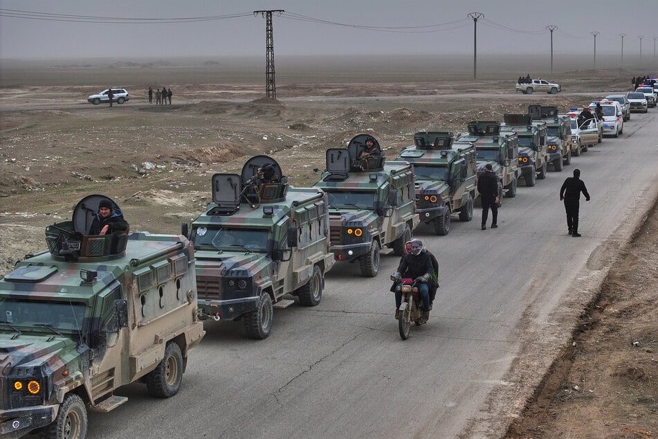 Syrische Sicherheitskräfte versammeln sich, bevor sie in die Stadt Hassaka fahren.
