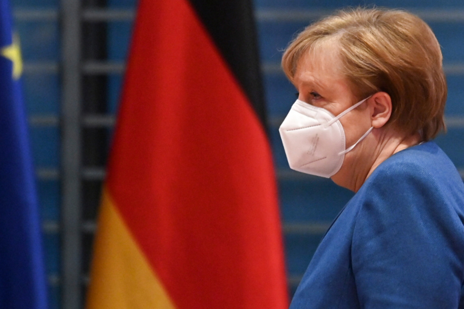 Bundeskanzlerin Angela Merkel (66, CDU) mit Mund-Nasen-Maske bei einer Kabinettssitzung im Bundeskanzleramt.
