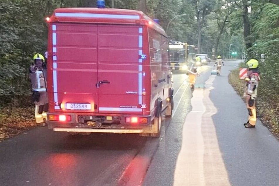 Im Berliner Ortsteil Hakenfelde musste die Feuerwehr am Dienstagnachmittag eine Ölspur beseitigen.