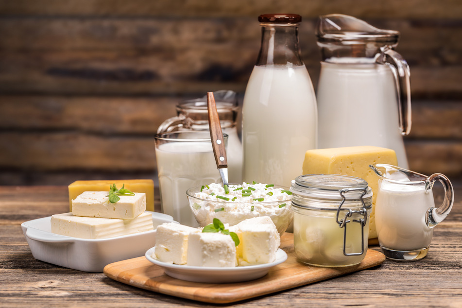 Milcherzeugnisse wie Käse, Butter, Joghurt und Milch gehören in den Kühlschrank.