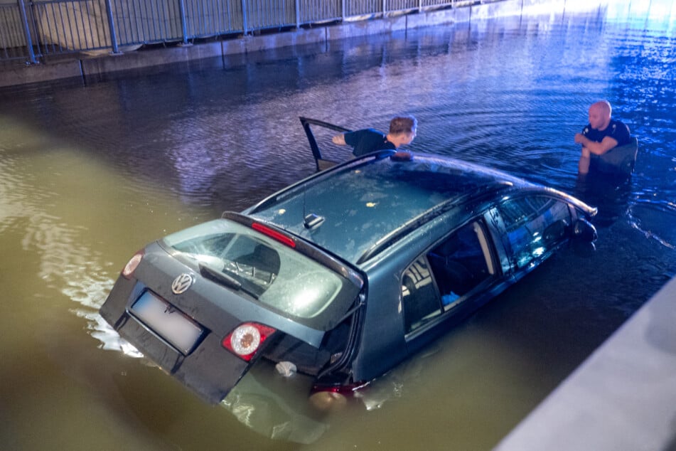 Das Auto kann erst abgeschleppt werden, wenn der Pegel sinkt.