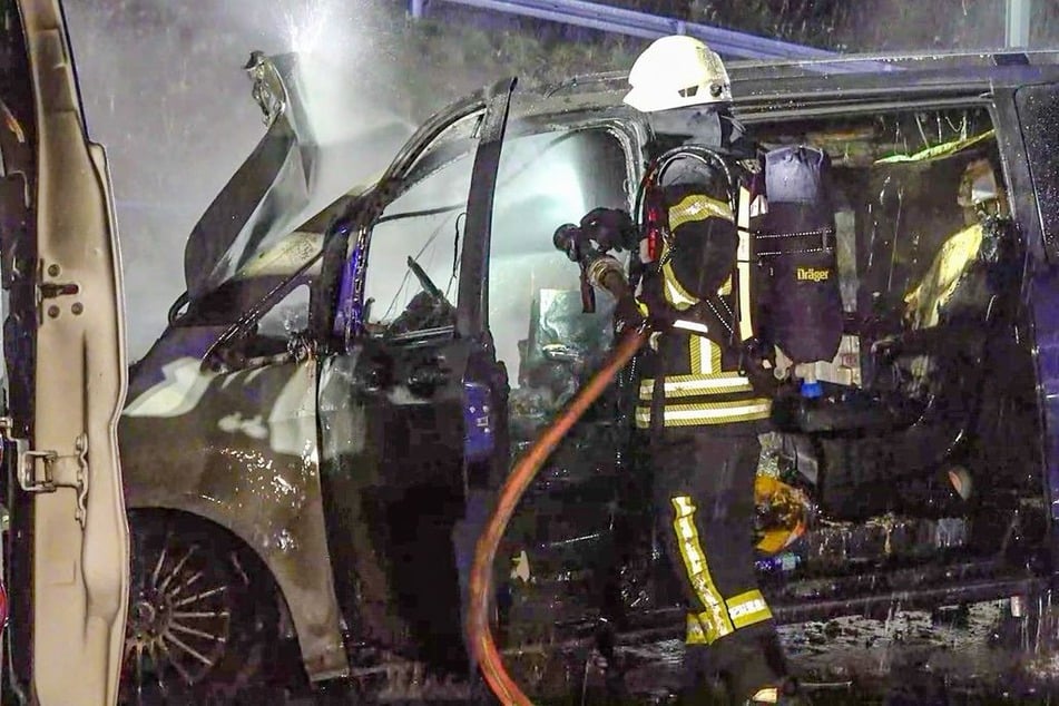 Die am Unfall beteiligten Autos brannten aus.