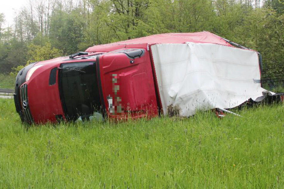 Ein Transporter und ein Lastwagen wurden jeweils schwer beschädigt, die Fahrer hatten Glück im Unglück.
