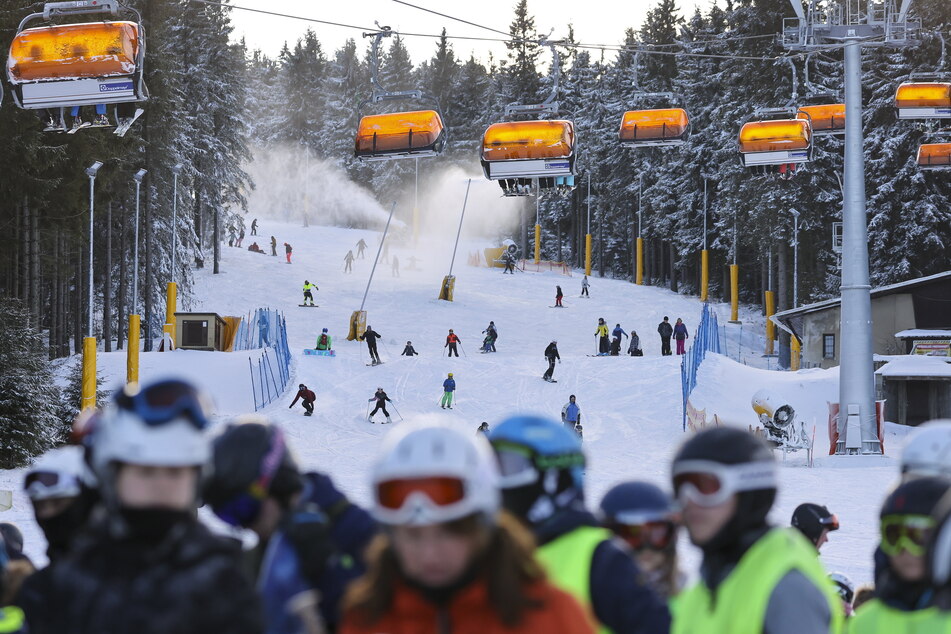 Winterlicher Hochbetrieb am Keilberg in Tschechien - auch viele Sachsen nutzen das Angebot. Schon bald sollen auch im Freistaat die Skilifte wieder laufen.