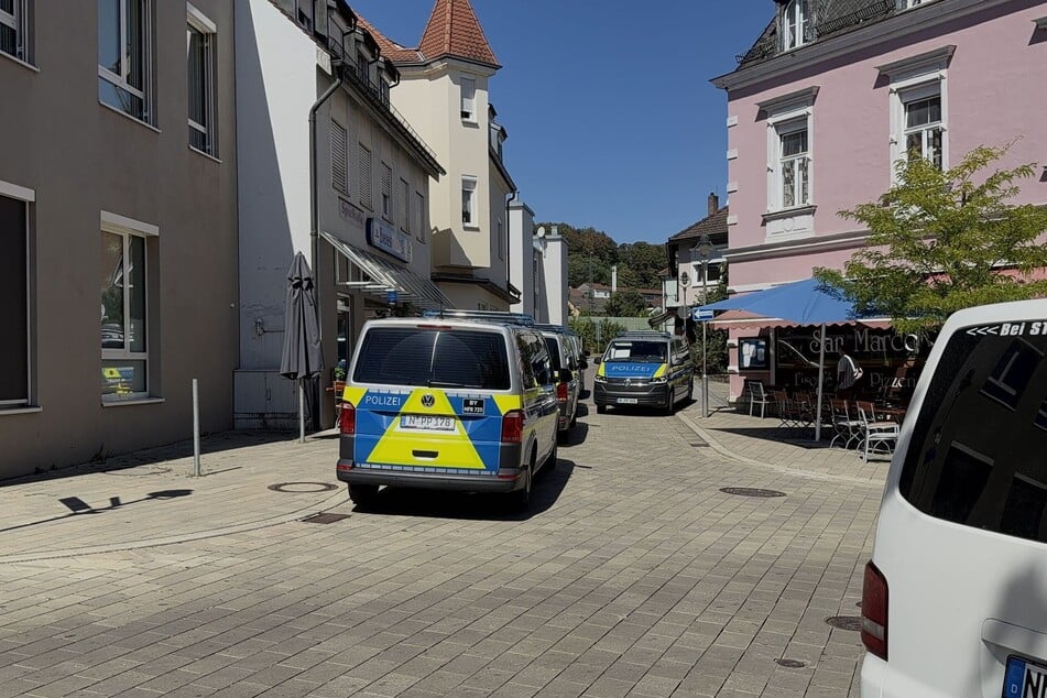Einsatzfahrzeuge stehen am Bahnhof in Treuchtlingen.