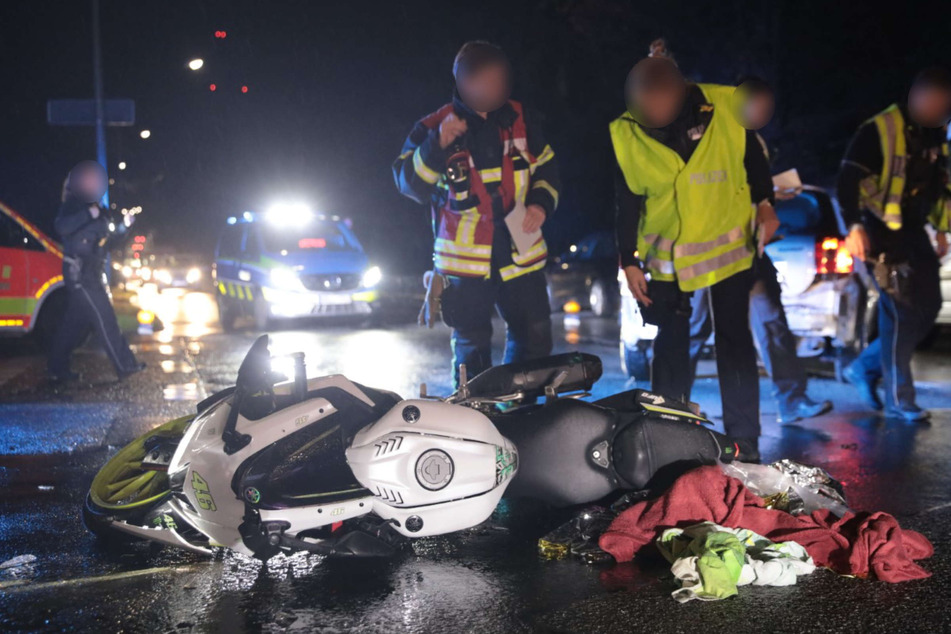 Unfall beim Abbiegen: Auto und Motorrad prallen zusammen, 19-Jähriger schwer verletzt