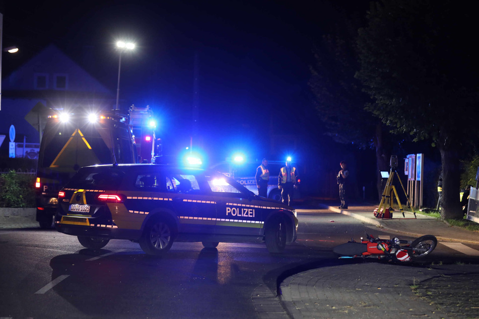 Das rote Moped liegt auf der Obergersdorfer Straße.