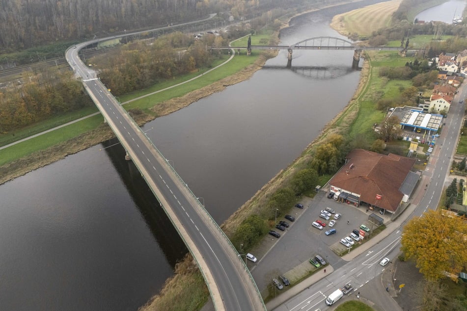 Die Elbbrücke in Bad Schandau musste bereits gesperrt werden.