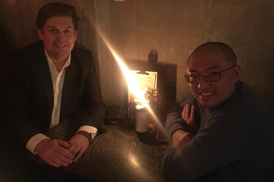 2018 präsentierte Maximilian Krah (47, AfD) sich mit dem mutmaßlichen Spion Jian Guo (43) in einem Café.