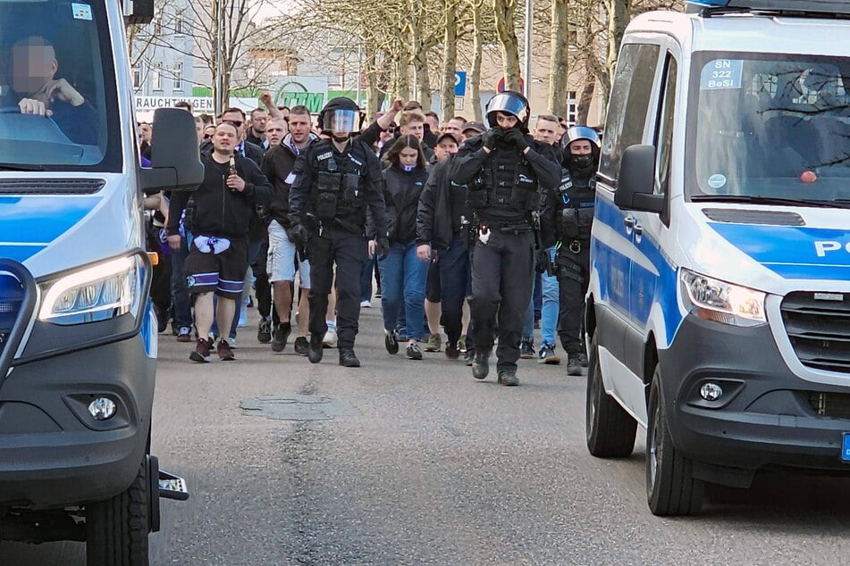 Die Polizei begleitet Auer Fans zum Stadion. Der FC Erzgebirge hatte im Vorfeld der B-Junioren-Partie gegen Zwickau um Hilfe bei der Absicherung gebeten.