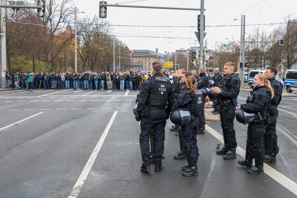 Die Polizei überwacht das Geschehen.
