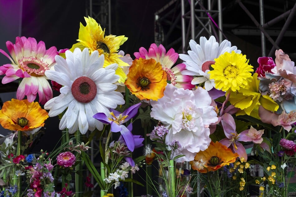 Vier künstliche Blumen-Bouquets zierten die Bühne.