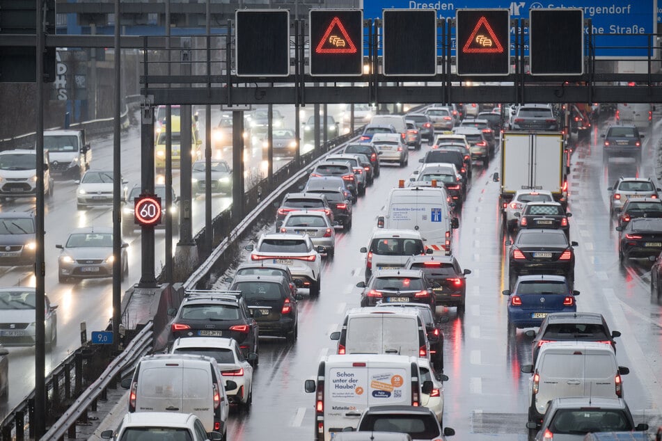 Auch auf der Berliner Stadtautobahn dürfte es ein erhöhtes Verkehrsaufkommen geben. (Archivbild)