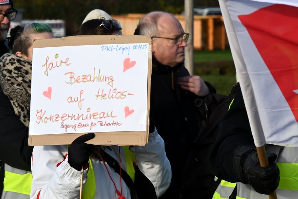Vor dem Helios-Parkkrankenhaus gab es eine Kundgebung für gleiche Gehälter im Helios-Konzern.