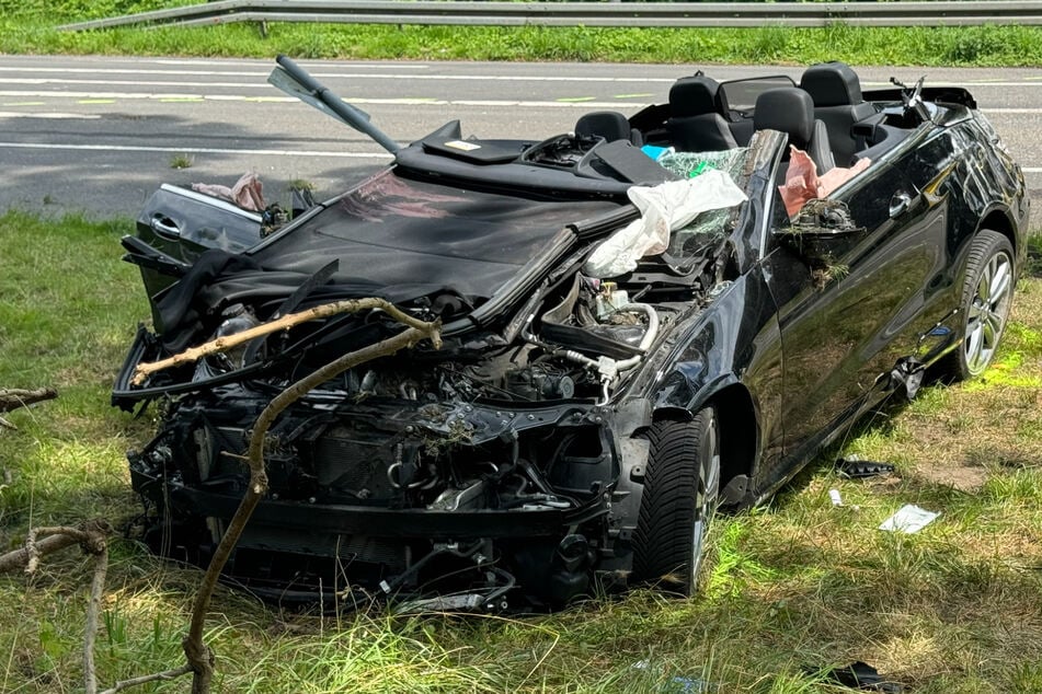 Heftiger Crash in Köln: Mercedes überschlägt sich! Mehrere Verletzte