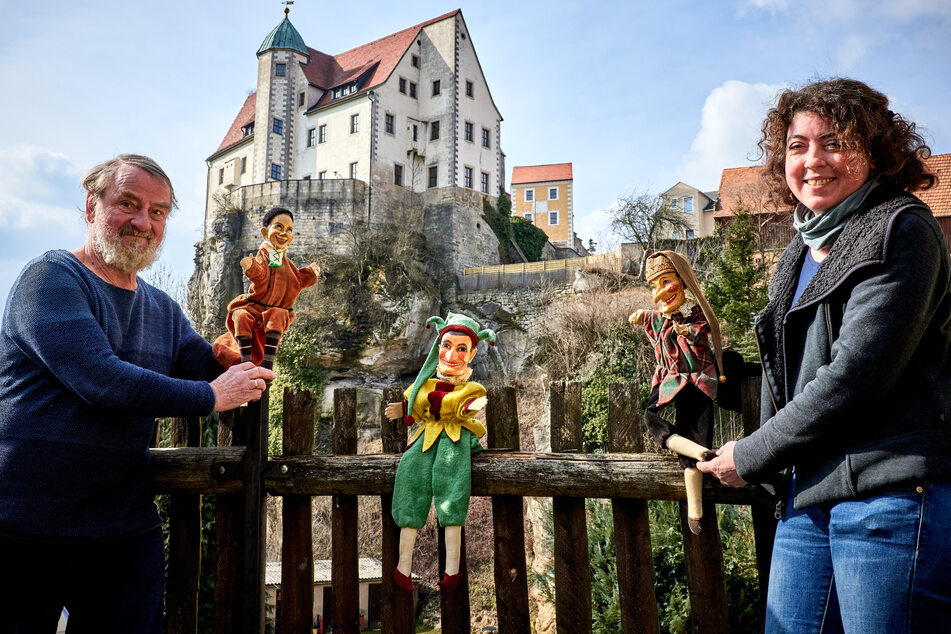 Karl Pavlicek ist Gründungsmitglied des Traditionsvereins Hohnsteiner Kasper e.V., Andrea Bigge, Museumsleiterin der Städtischen Sammlungen Sebnitz und Kulturmanagerin des Max Jacob Theaters Stadt Hohnstein.