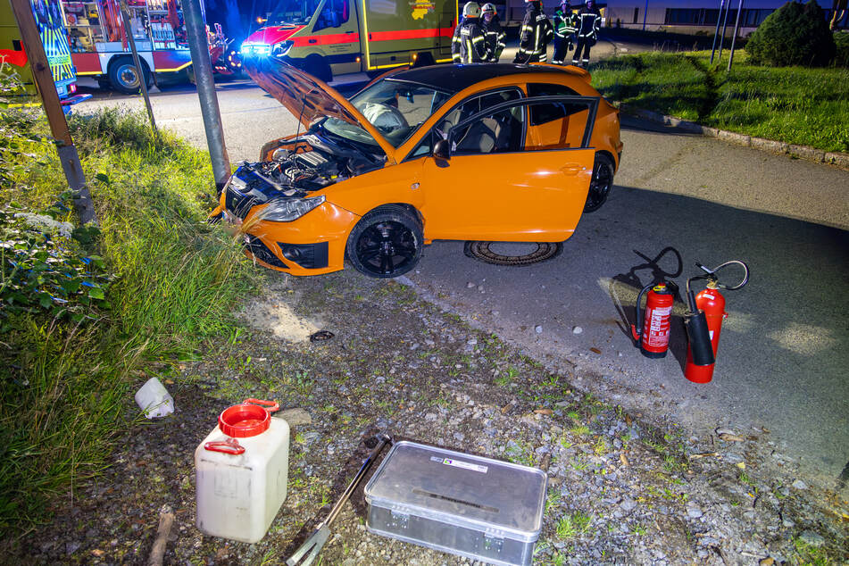 Auf der Oberbeckenstraße in Raschau-Markersbach (Erzgebirge) krachte es in der Nacht: Ein Seat kollidierte mit einer Laterne.