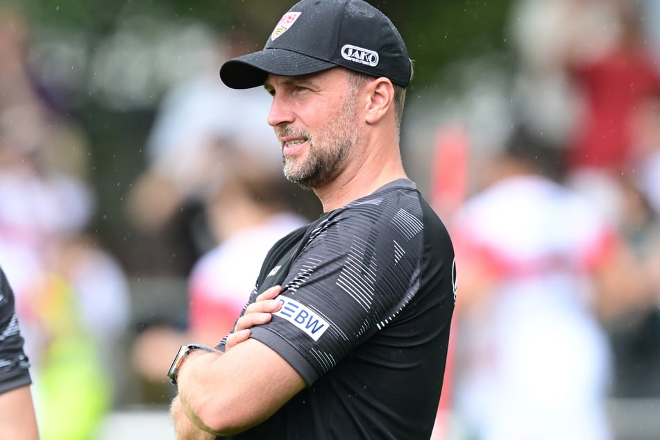 Stuttgart-Coach Sebastian Hoeneß (44) hat den Saisonstart im Blick. Bevor das erste Spiel in der Bundesliga ansteht, muss der VfB am 21. August im DFB-Pokal bei Drittligist Hansa Rostock ran.