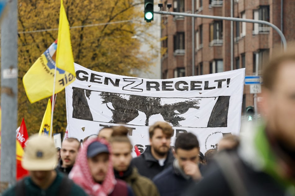 In Köln stoppt die Polizei den Demonstrationszug, die Veranstaltung darf aber als Kundgebung weitergehen.