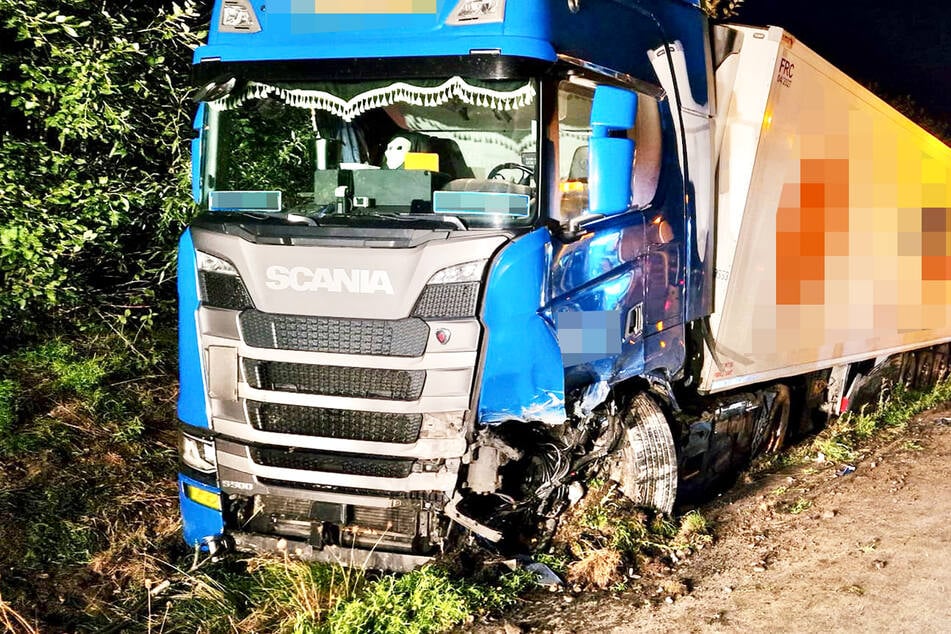 Unfall A17: Unfall auf A17: Laster kracht in Leitplanke und sorgt für Zehntausende Euro Schaden